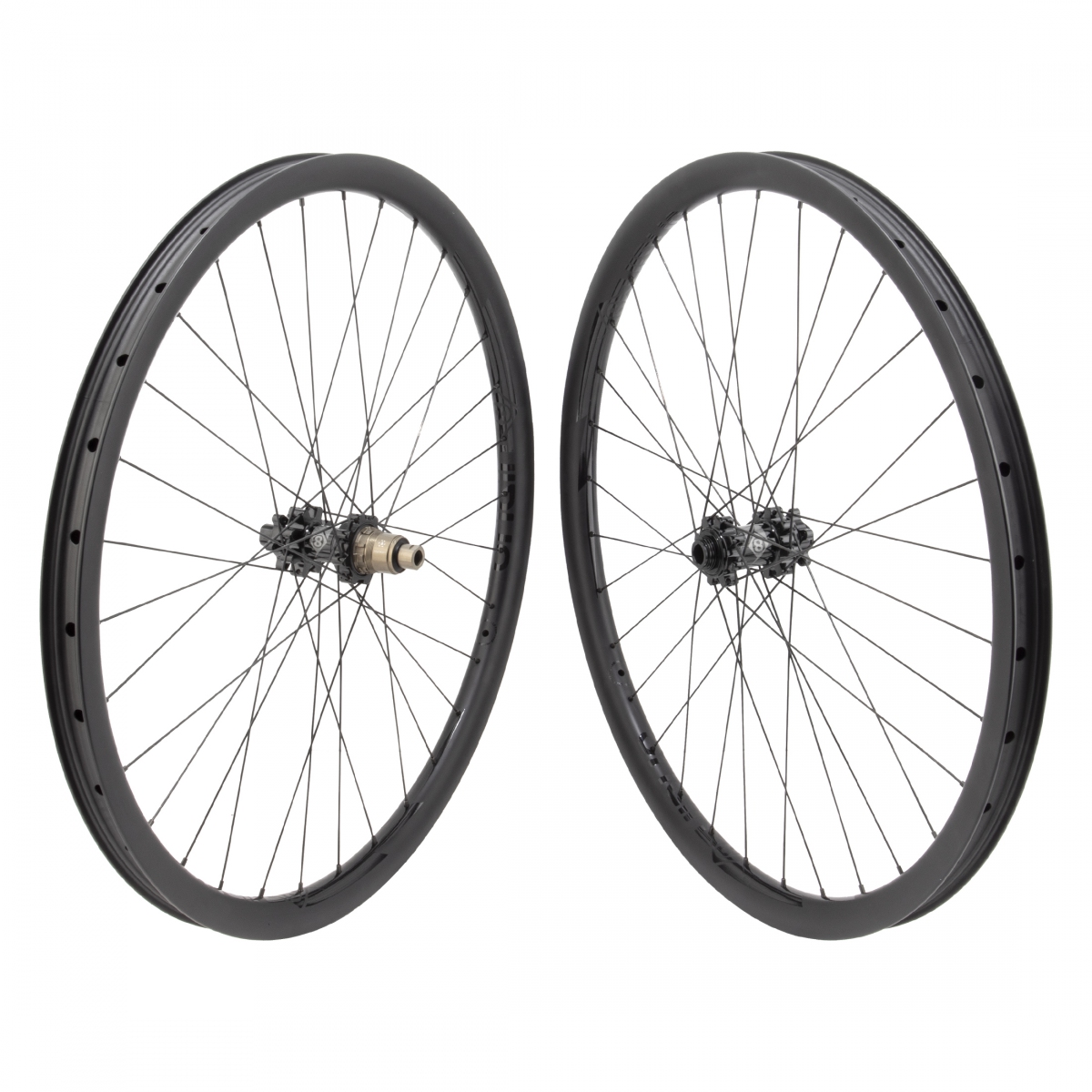 WHL PR 27.5 584x27 OR8 BOLT CARBON 29mmTBLS DISC BK 32 OR8 MT1110 ELITE 11sXD 6B 15mm 12mm SP SEAL BK 142mm SAPIM RACE 2.0/1.8 BK